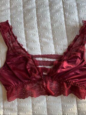 Victoria secrets red bra in perfect condition. Size S